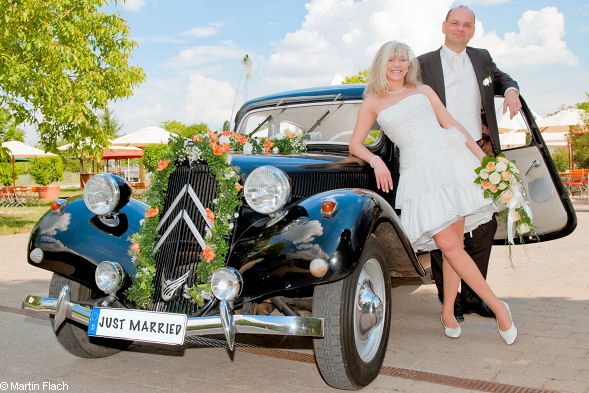 Sabine + J�rgen mit Ihrem Hochzeitsmobil  � Martin Flach 