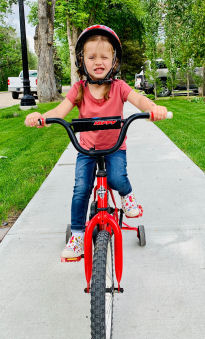 Kinder mit Fahrrad OHNE Autos auf einem schmalen Radweg - keine Probleme